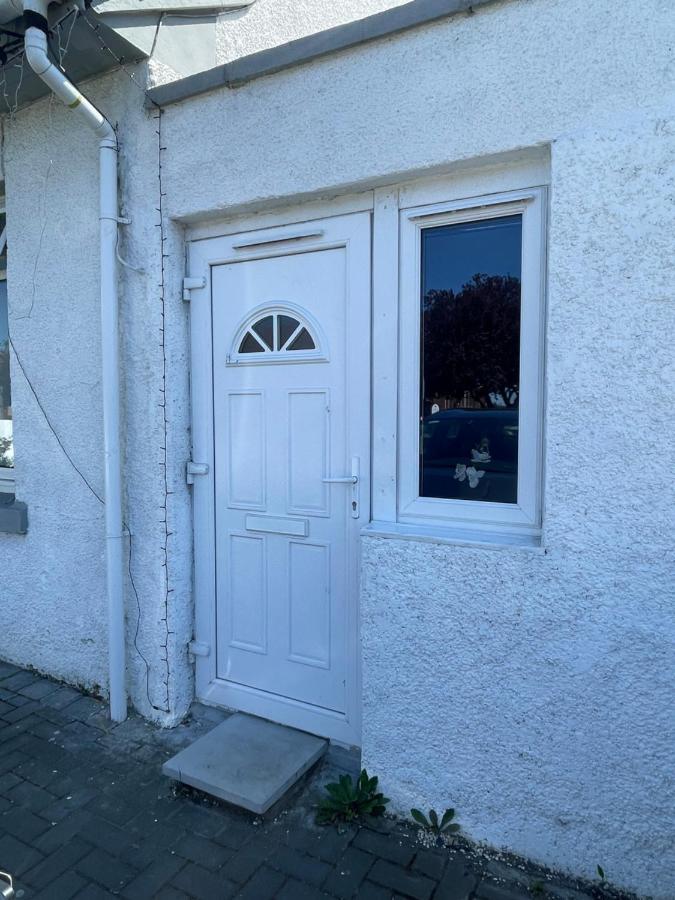One Bedroom In Spacious Bungalow, Free Parking & Private Entrance Edinburgh Luaran gambar